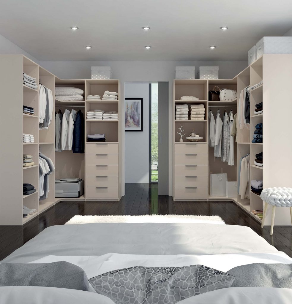 Dressing parfaitement adapté pour les besoins entre une chambre et une salle de bain. Rangement ouvert en U, avec des penderies, des tiroirs et des étagères.