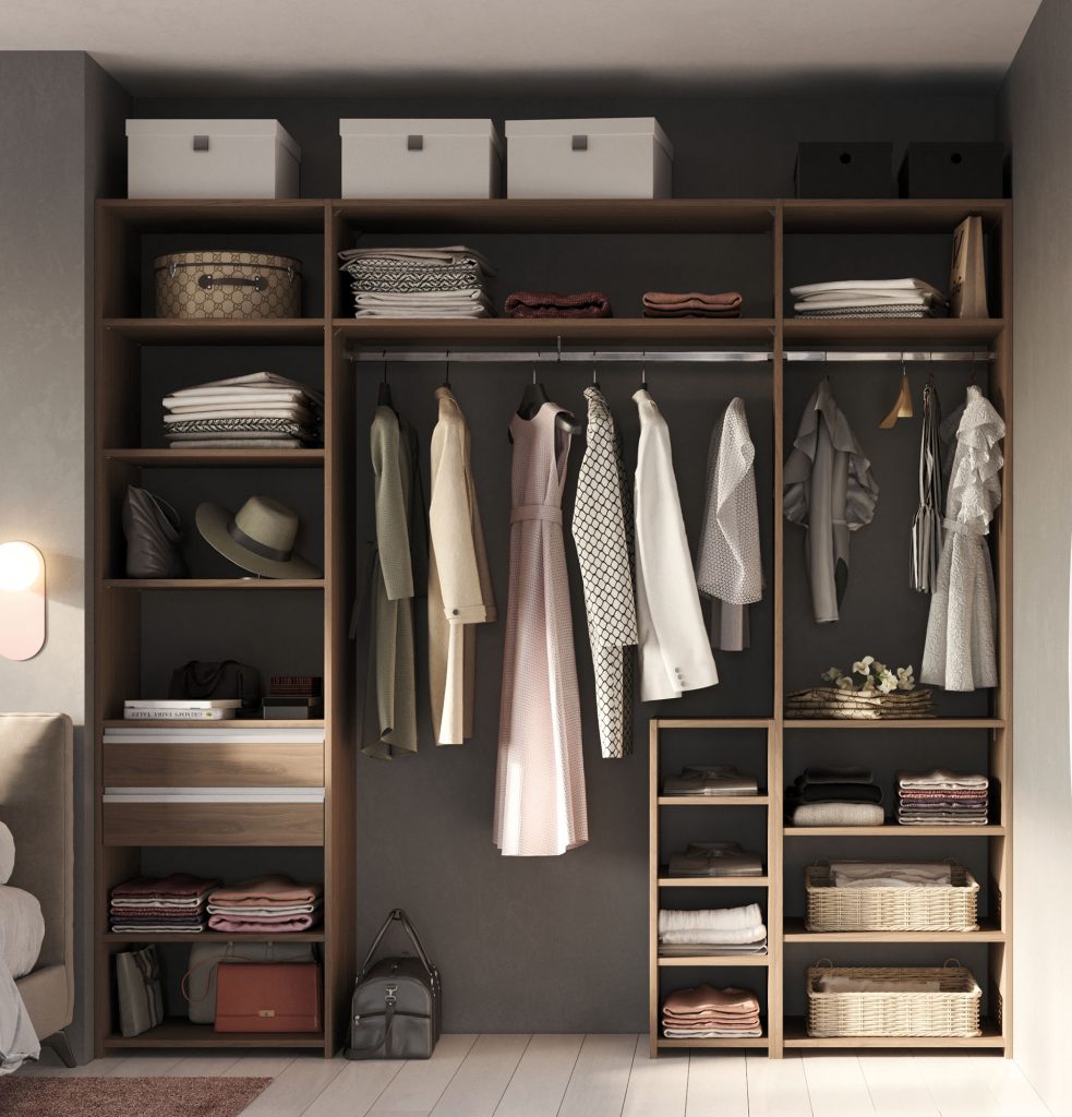 Un dressing parfaitement adapté pour les besoins dans une chambre . Rangement sans porte avec penderies, tiroirs et caissons.