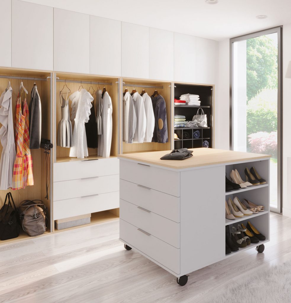 Dressing adapté pour une pièce dédiée. Rangement sur mesure avec ilôt central, penderies et portes battantes
