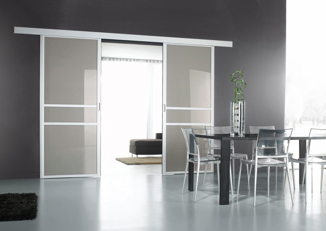 Séparation de pièce salle à manger / salon Atltitude, modèle trio ruban, profil Rubis argent mat, Vitre Laquée Gris Tendre