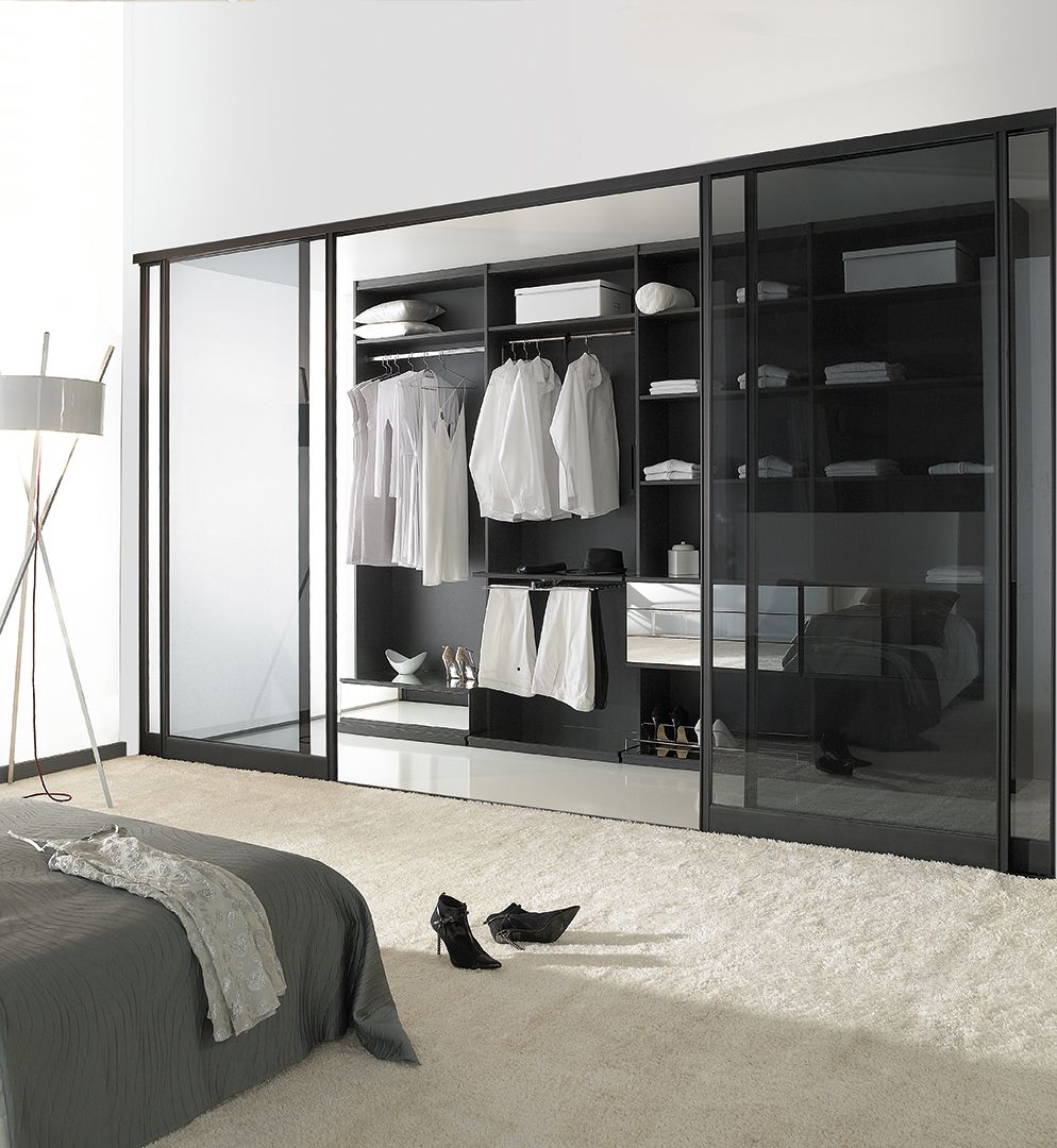 Dressing sur-mesure noir et miroir, portes de séparation diamant tandem noir mat, vitre feuilletée fumée noire