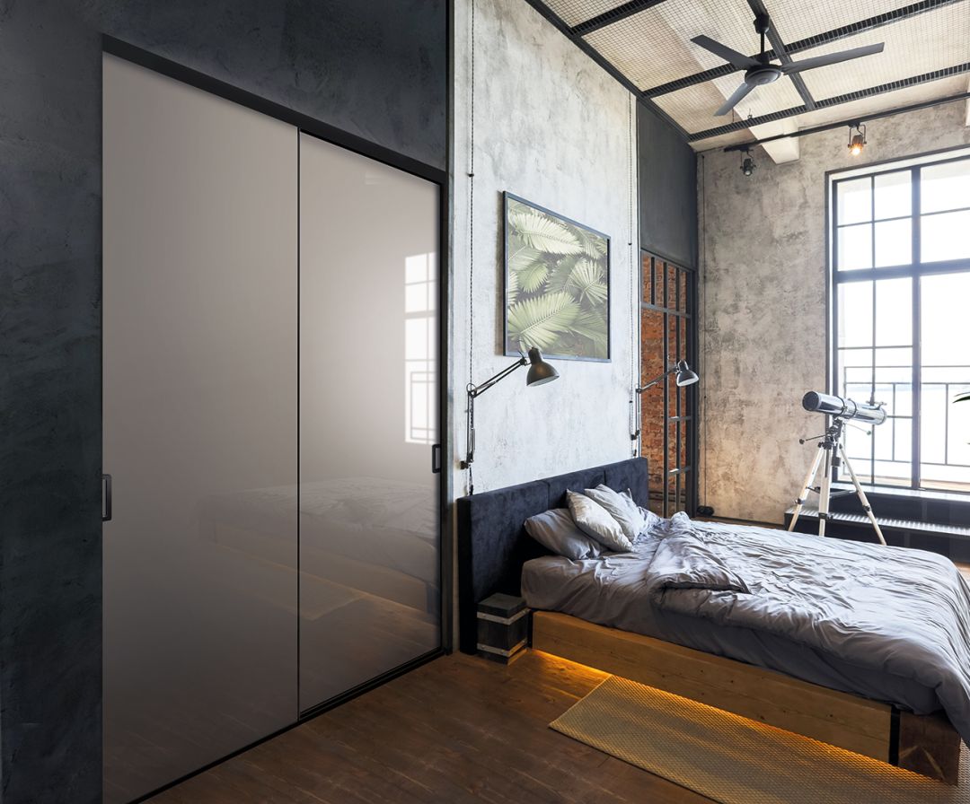 Portes de placard chambre Cézame noir mat, vitre laquée gris tendre, poignée cézame light noir