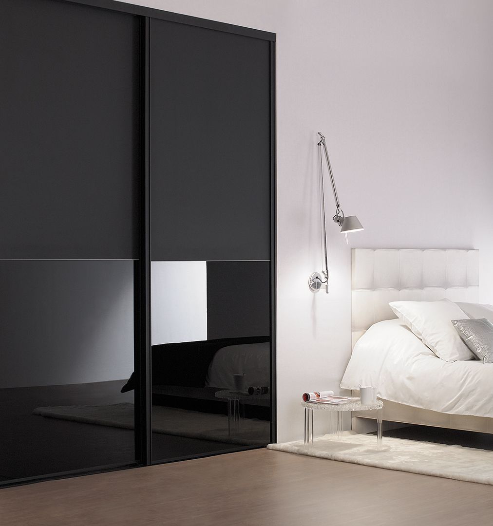 Portes de placard chambre Diamant noir mat, sillage modèle duo, vitre contrast black et vitre laquée noire