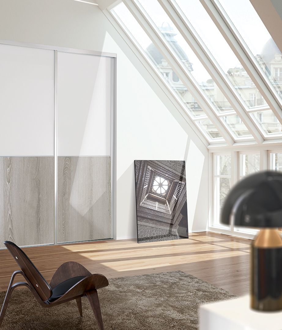 Portes de placard salon Diamant argent brillant, sillage modèle duo, vitre laquée blanc artic et décor chêne blanchi