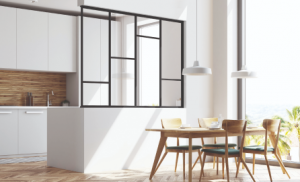 verrière avec cadre noire dans une cuisine